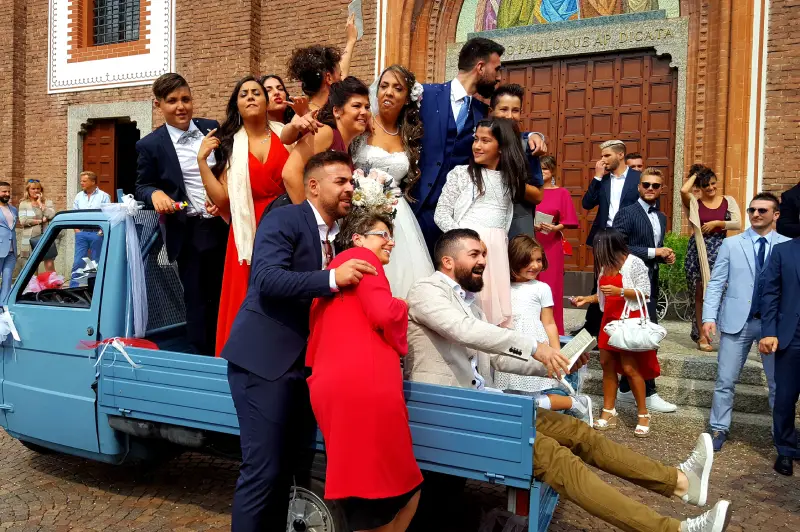 Ape Piaggio allestita con fiori per un matrimonio romantico in Italia